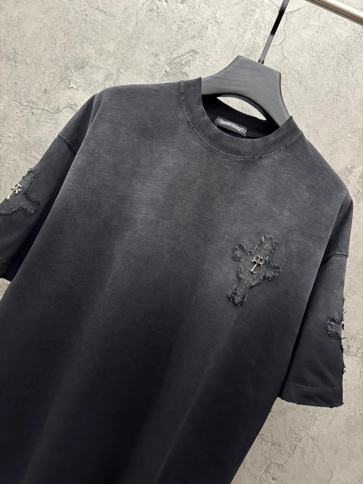 P240 top version, real shot without P, ​​different from market currency) 𝗖𝗵𝗿𝗼𝗺𝗲 𝗛𝗲𝗮𝗿𝘁𝘀/Croxin 2026 spring new original single counter American washed patch embroidered couple short sleeves 👑The highest version! Customized fabric 320 grams, washed and fried. Best-selling model at the counter. Very comfortable to wear. Accessories: Original molded and authenticated collar label➕100% silk wash label. Genuine purchase-grade original hangtag➕matching hanging rope➕3D hanging beads➕original packaging bag. Craftsmanship: The original version has consistent wiring! The highest version of the armhole matching technique! Color: Black Blue Size: S M L XL Style No.: 5207